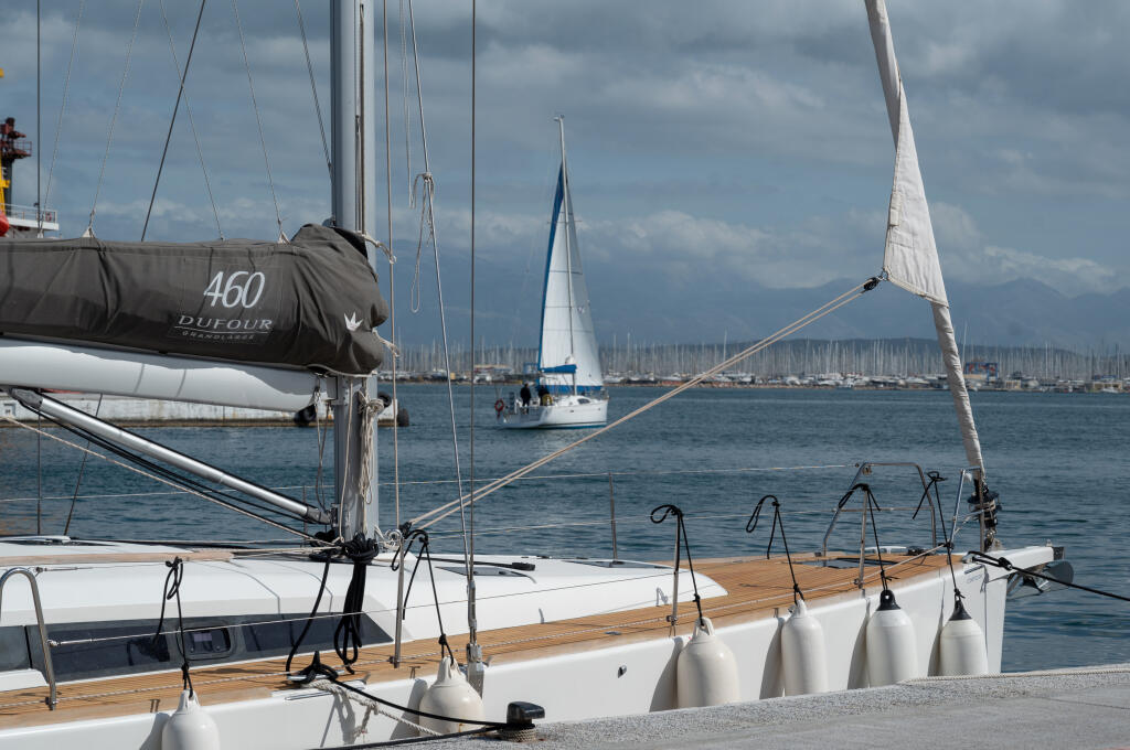 Sailing yacht 